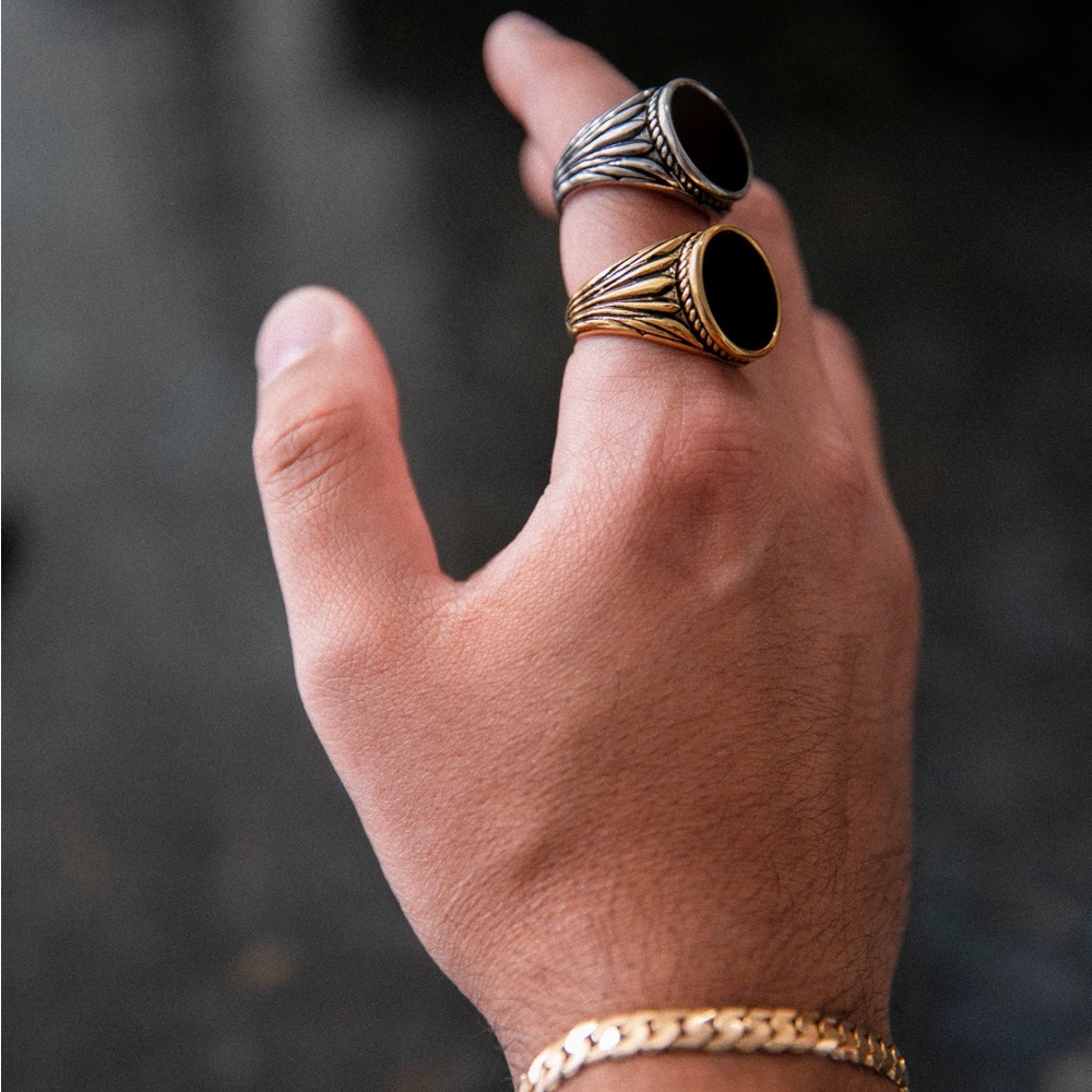 18k Gold Onyx Ring - Picture 5 of 7